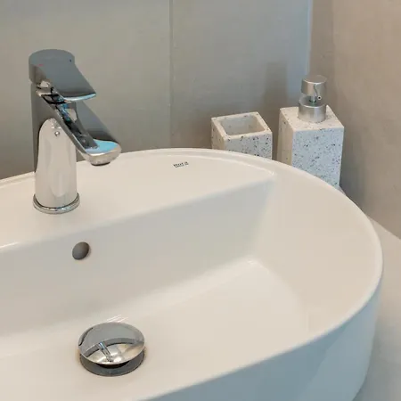 Stella's Alley House * נאוסה